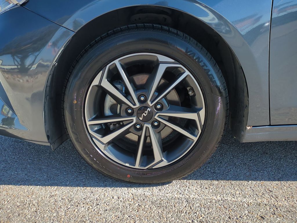 Thumbnail: 2023 Kia Forte - 8