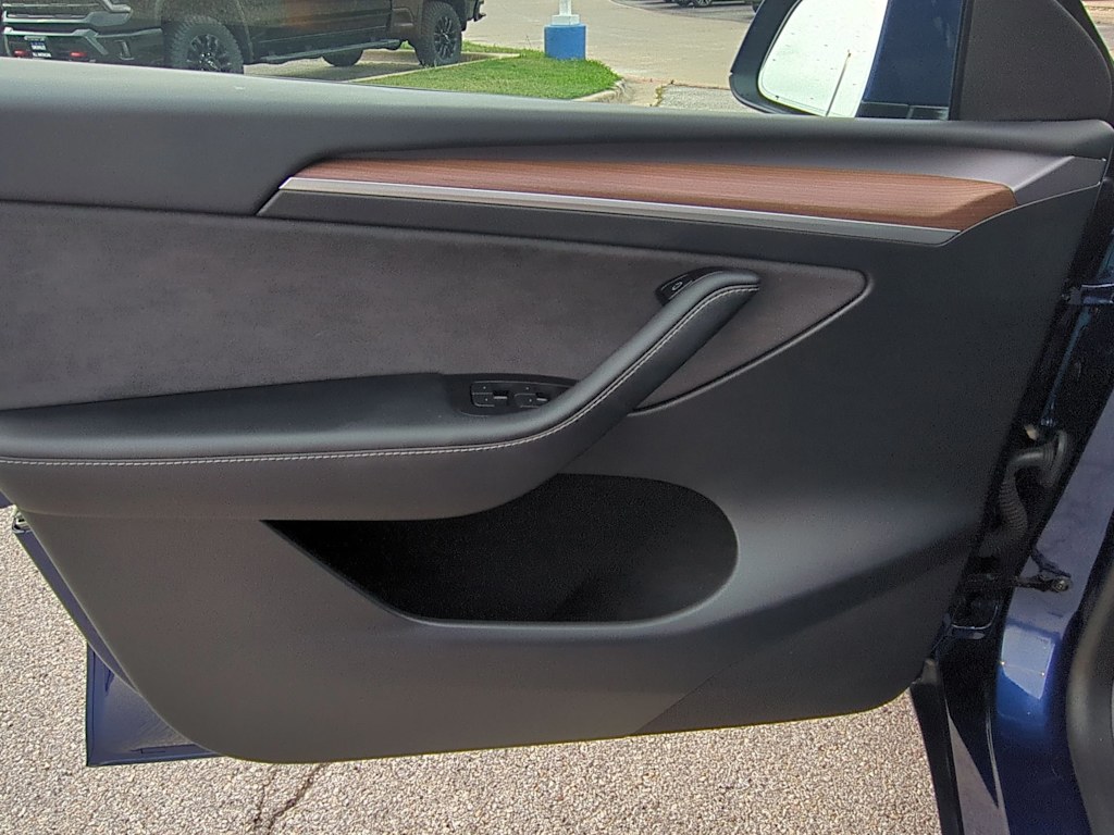 2024 Tesla Model Y Long Range 27