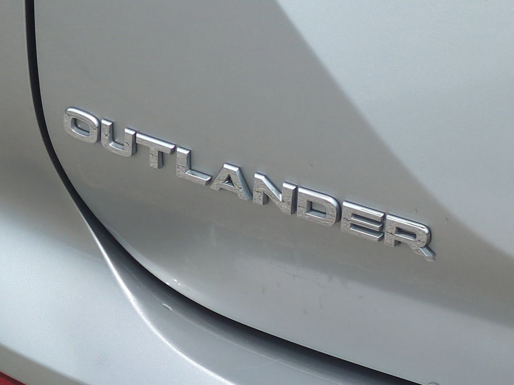 Thumbnail: 2023 Mitsubishi Outlander - 7