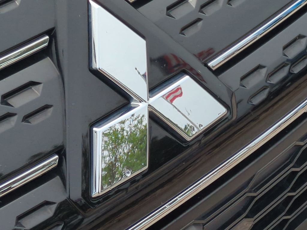 Thumbnail: 2023 Mitsubishi Outlander - 18