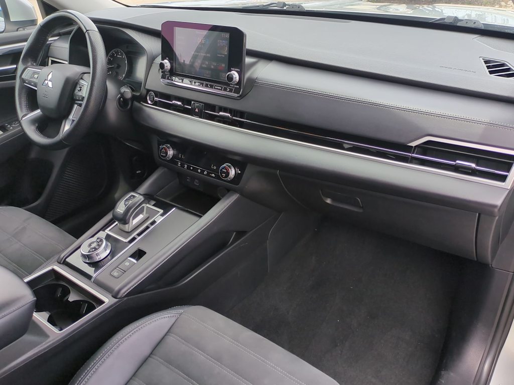 Thumbnail: 2023 Mitsubishi Outlander - 13