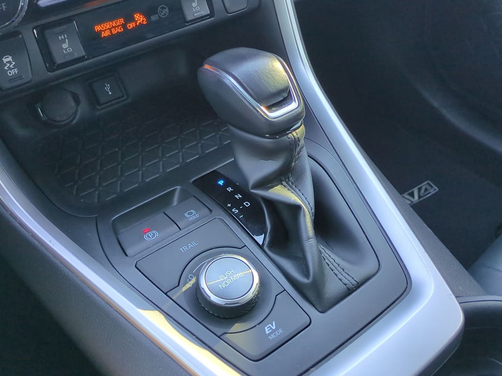 Thumbnail: 2020 Toyota RAV4 - 16