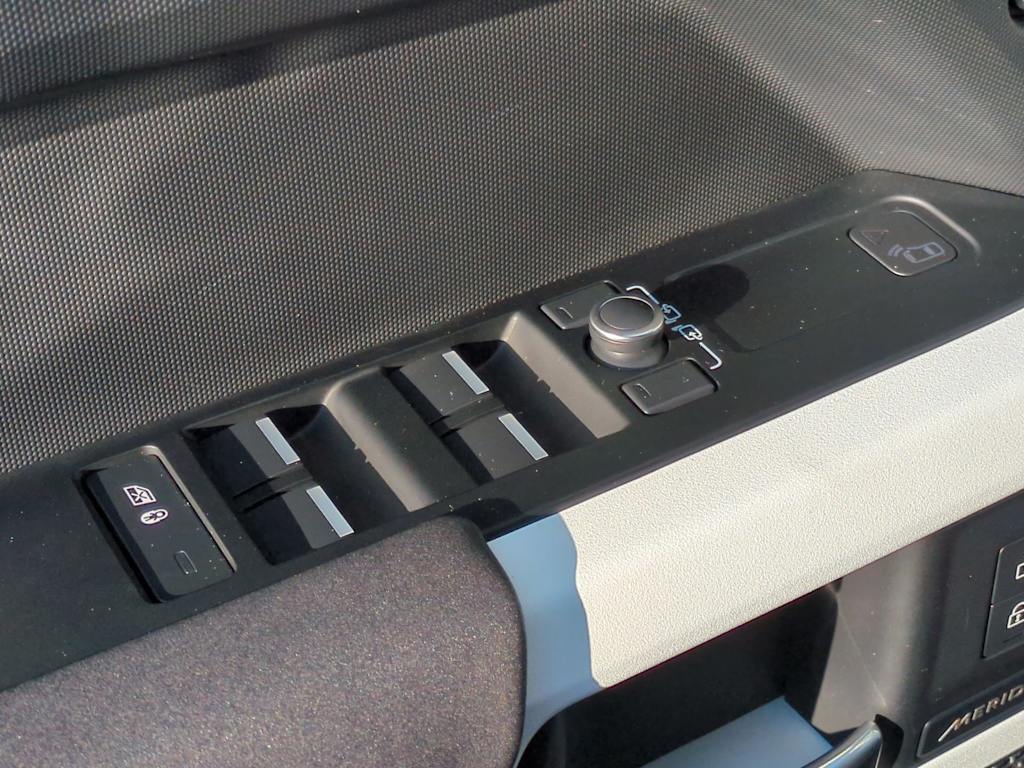Thumbnail: 2023 Land Rover Defender - 32