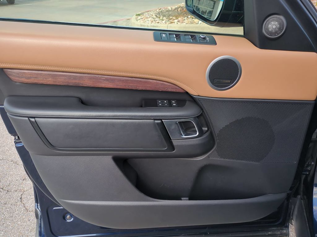 Thumbnail: 2022 Land Rover Discovery - 29