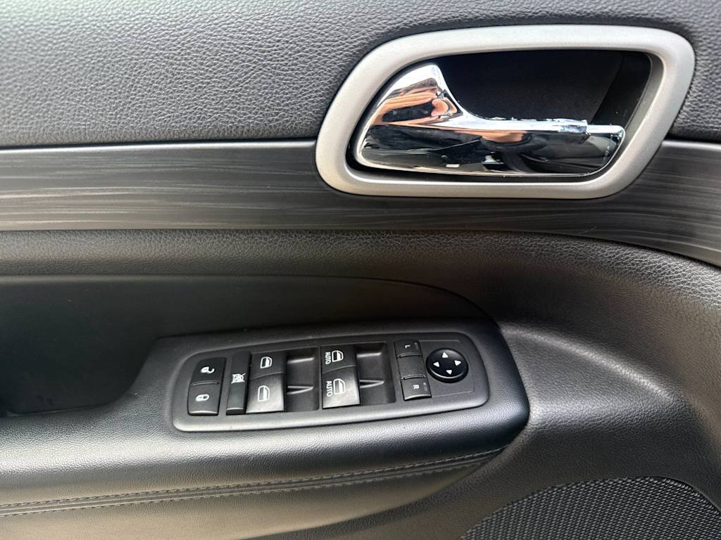 Thumbnail: 2020 Jeep Grand Cherokee - 21