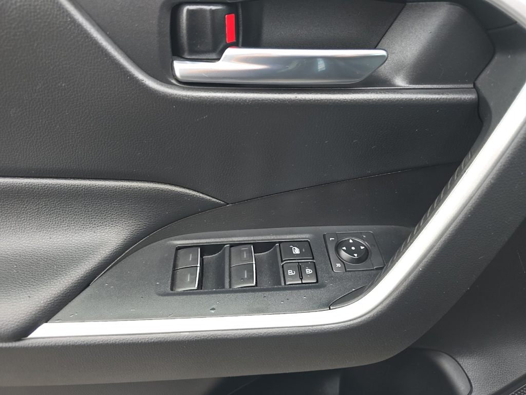 Thumbnail: 2022 Toyota RAV4 - 21