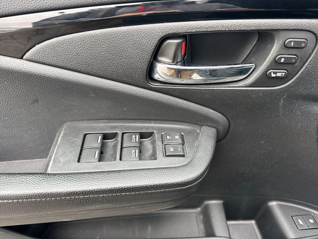 Thumbnail: 2017 Honda Pilot - 20