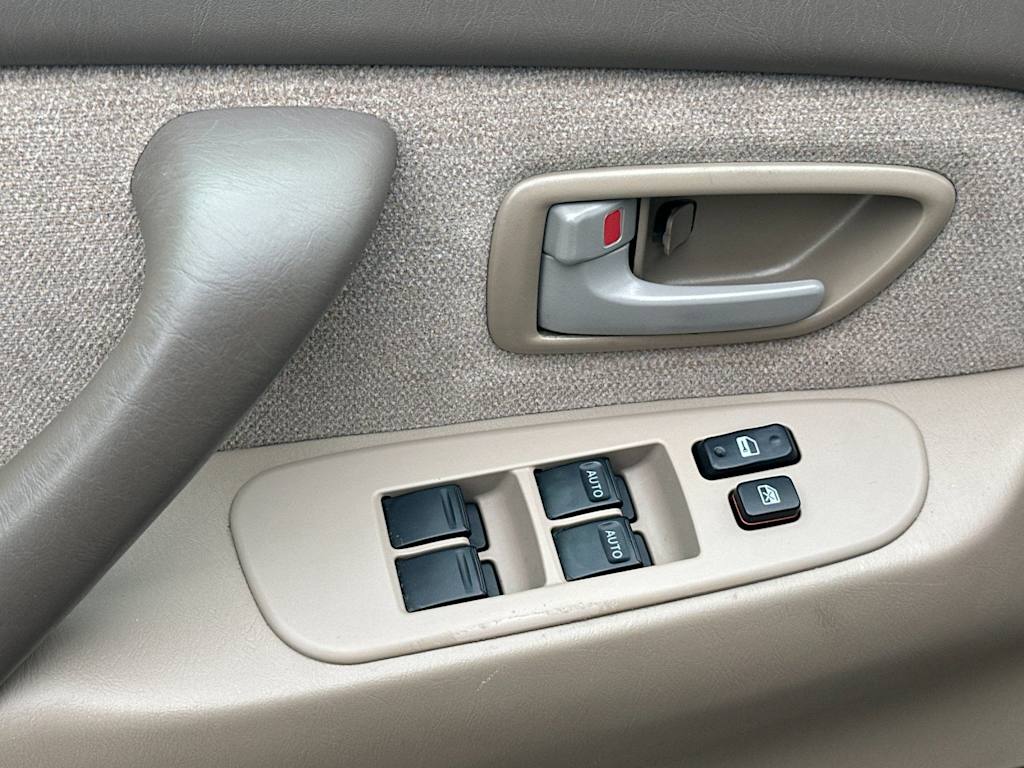 Thumbnail: 2002 Toyota Sequoia - 19