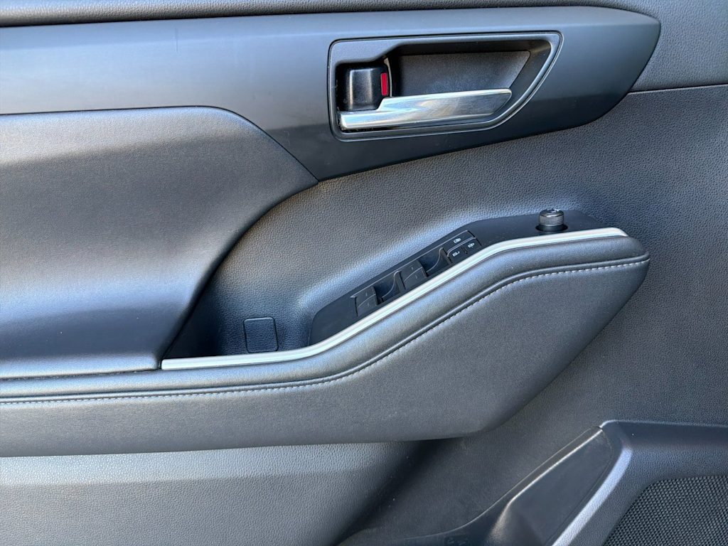 Thumbnail: 2021 Toyota Highlander - 21