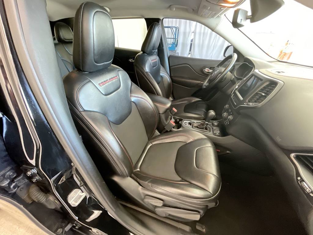 Thumbnail: 2019 Jeep Cherokee - 9