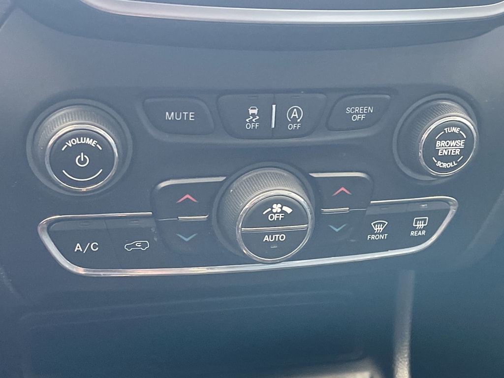Thumbnail: 2019 Jeep Cherokee - 25