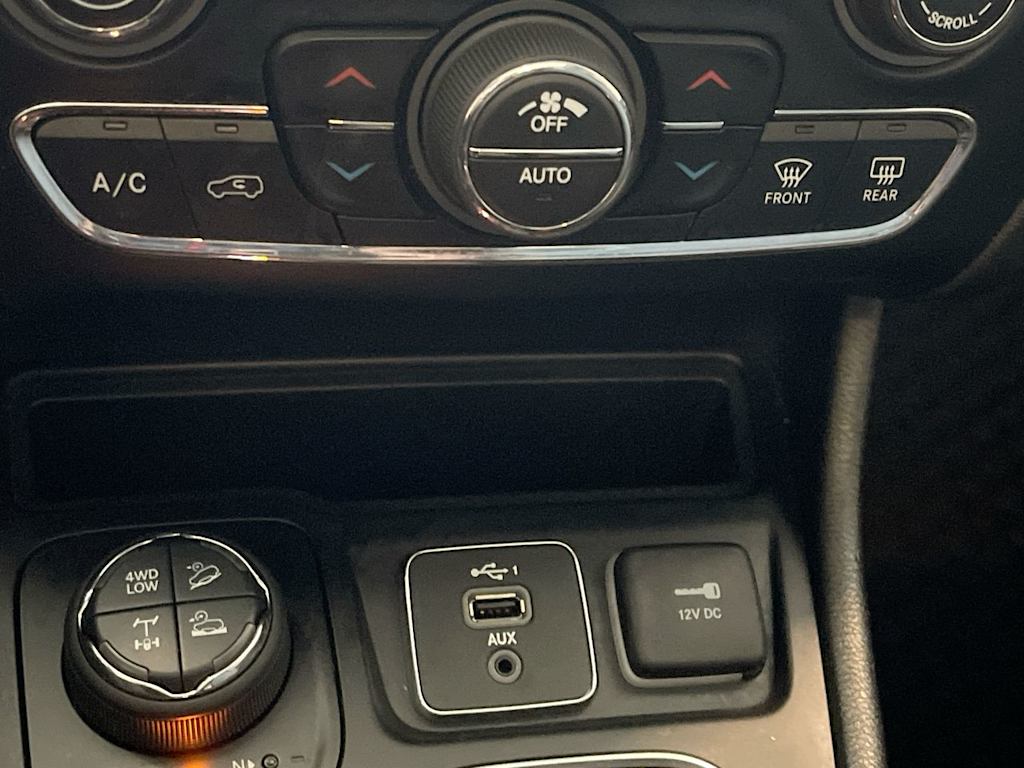 Thumbnail: 2020 Jeep Cherokee - 23