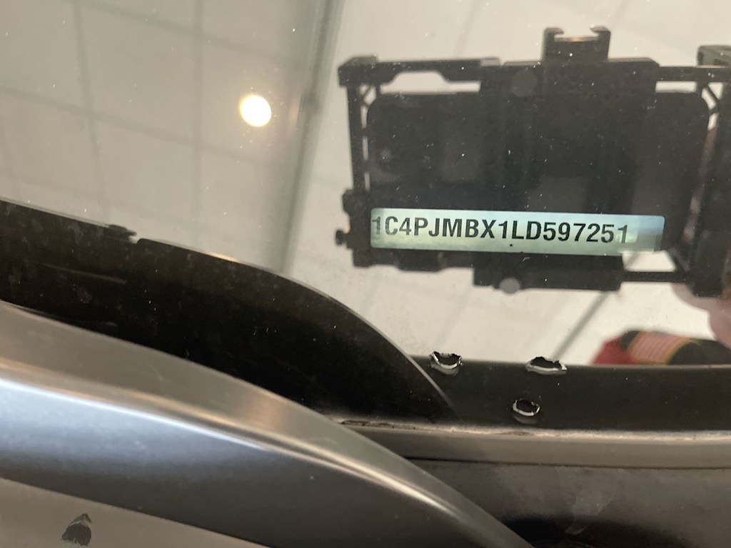 Thumbnail: 2020 Jeep Cherokee - 16