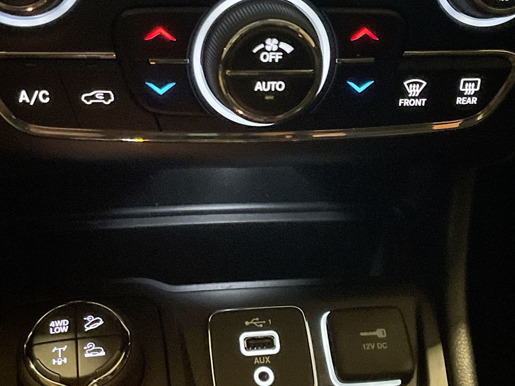 Thumbnail: 2019 Jeep Cherokee - 25