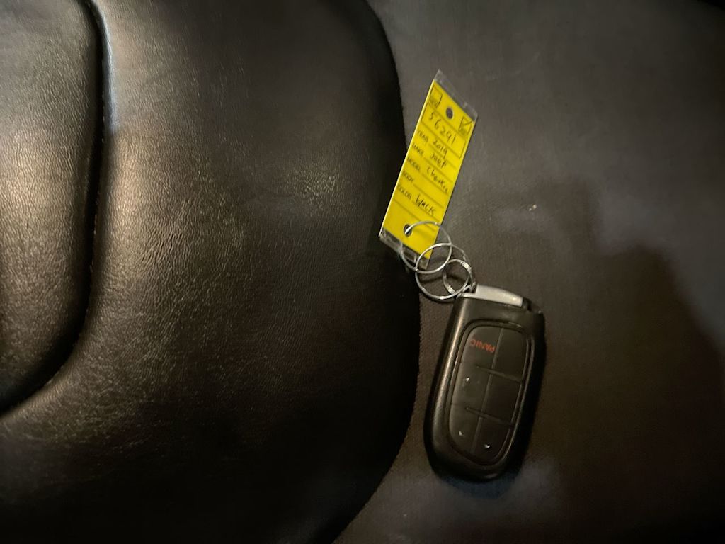 Thumbnail: 2019 Jeep Cherokee - 16