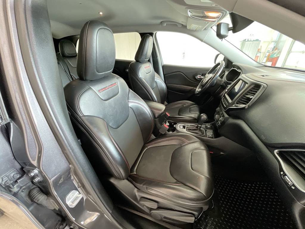 Thumbnail: 2019 Jeep Cherokee - 11