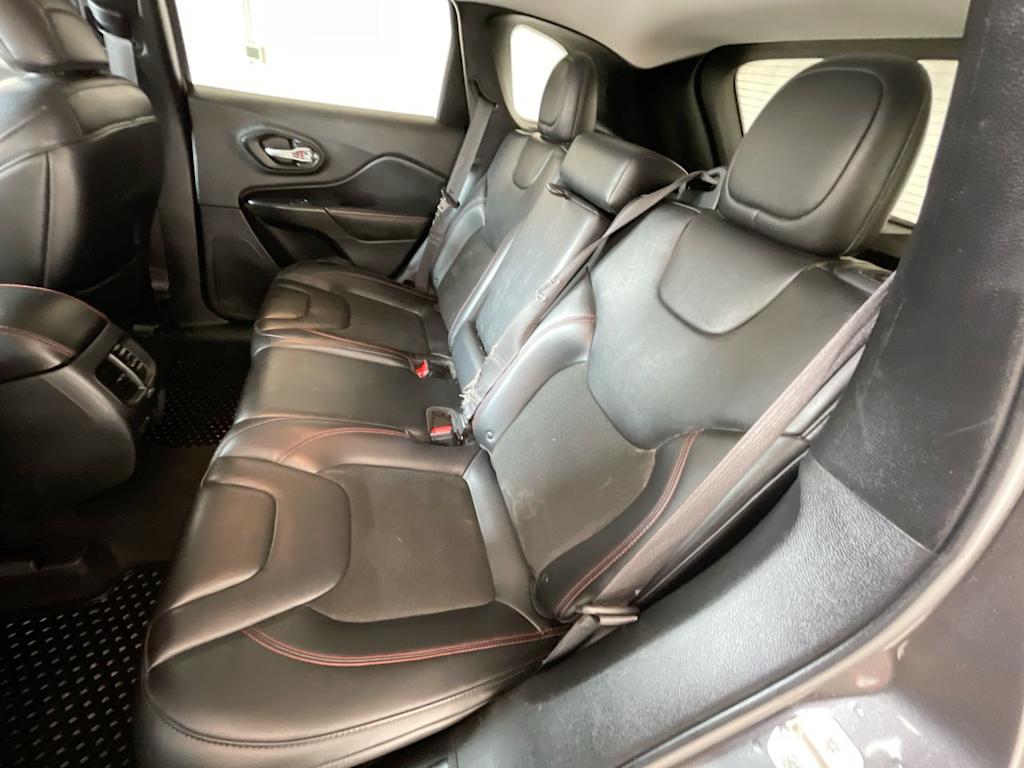 Thumbnail: 2019 Jeep Cherokee - 12
