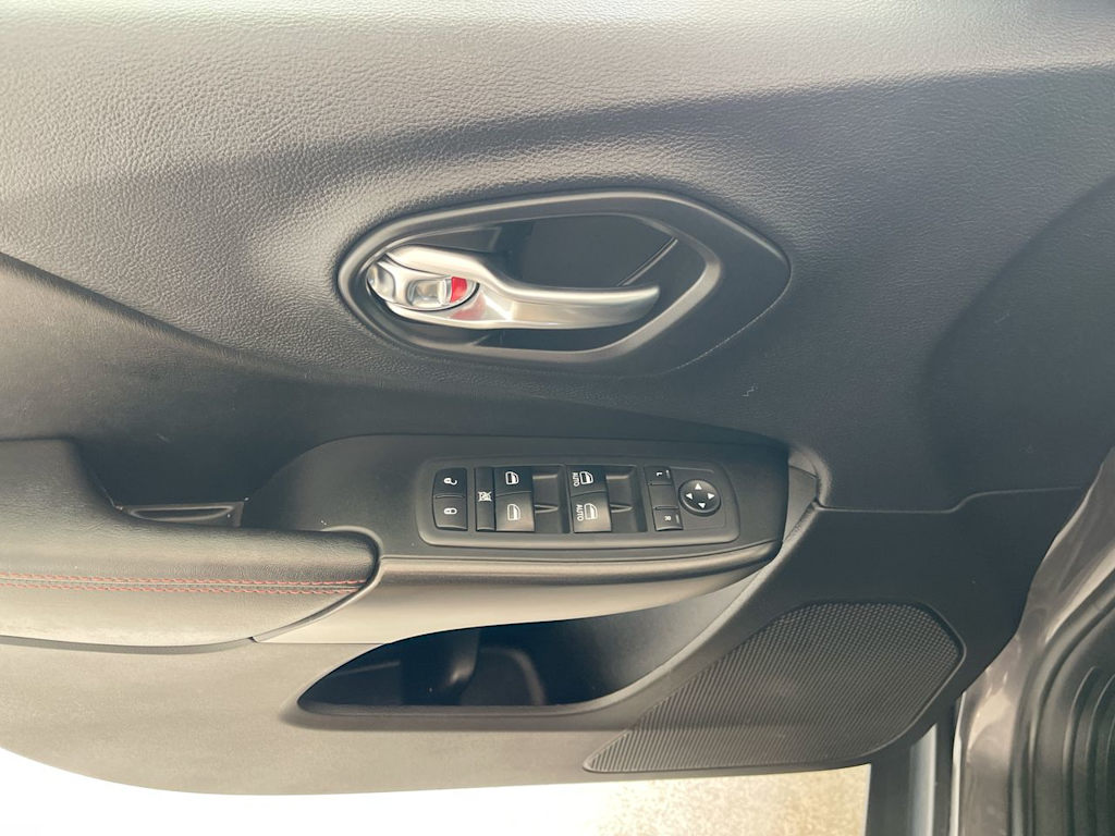 Thumbnail: 2019 Jeep Cherokee - 23