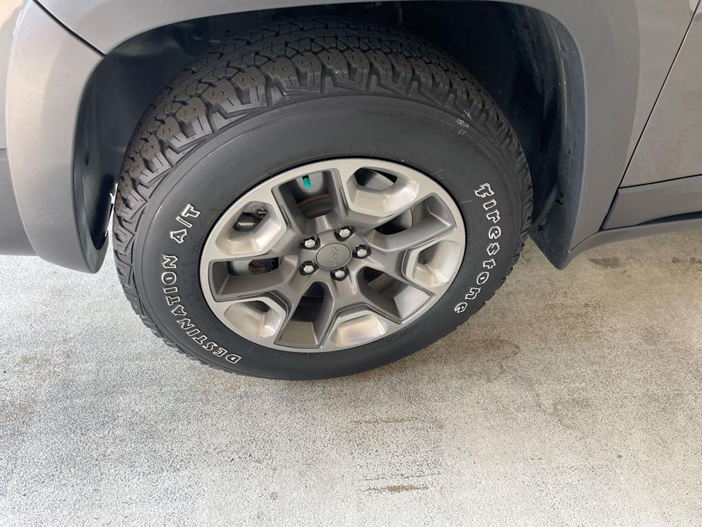 Thumbnail: 2019 Jeep Cherokee - 8