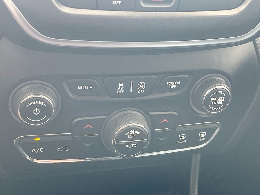 Thumbnail: 2019 Jeep Cherokee - 26