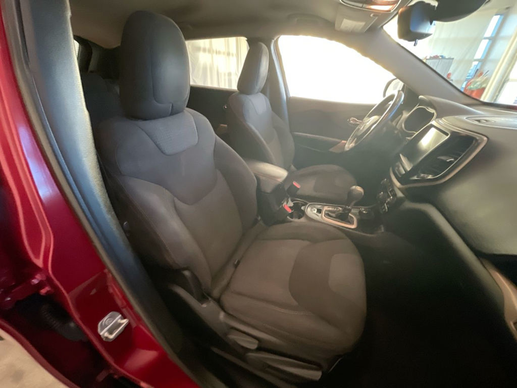 Thumbnail: 2017 Jeep Cherokee - 8