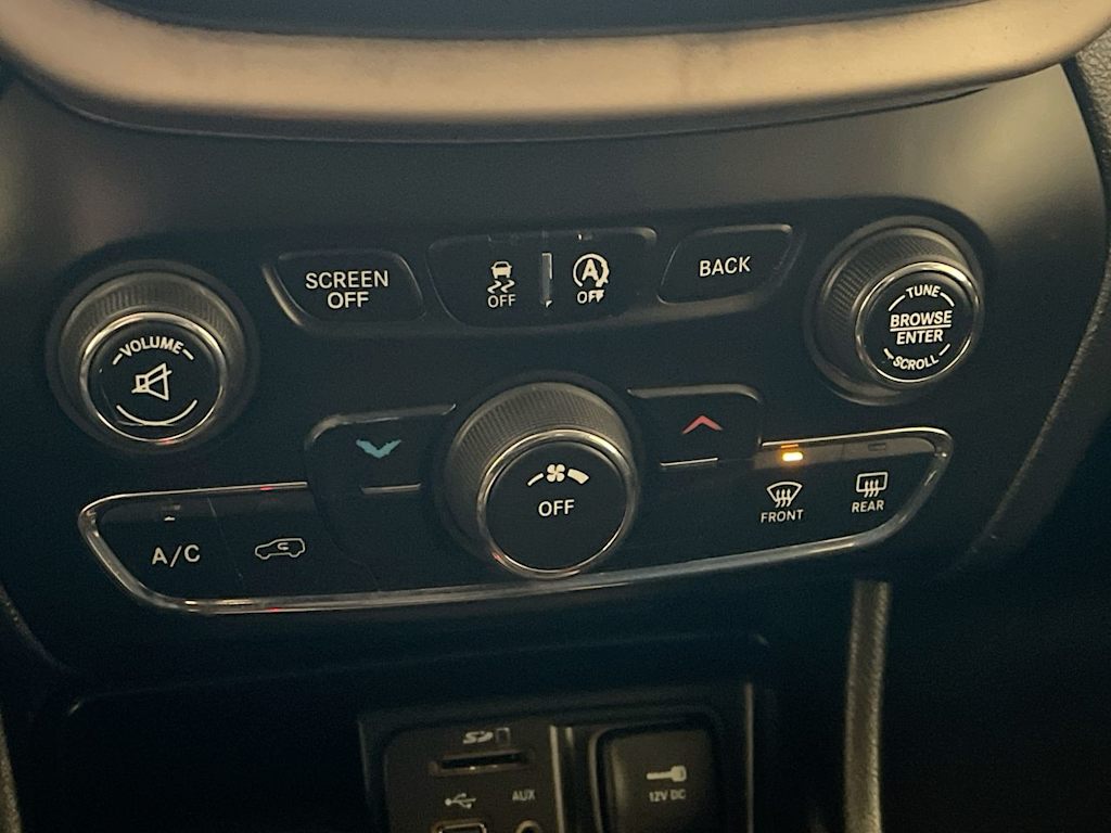 Thumbnail: 2017 Jeep Cherokee - 25