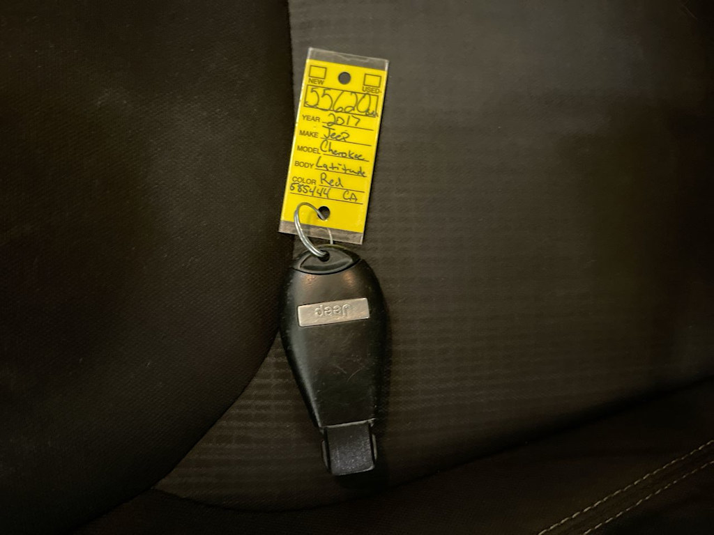 Thumbnail: 2017 Jeep Cherokee - 14