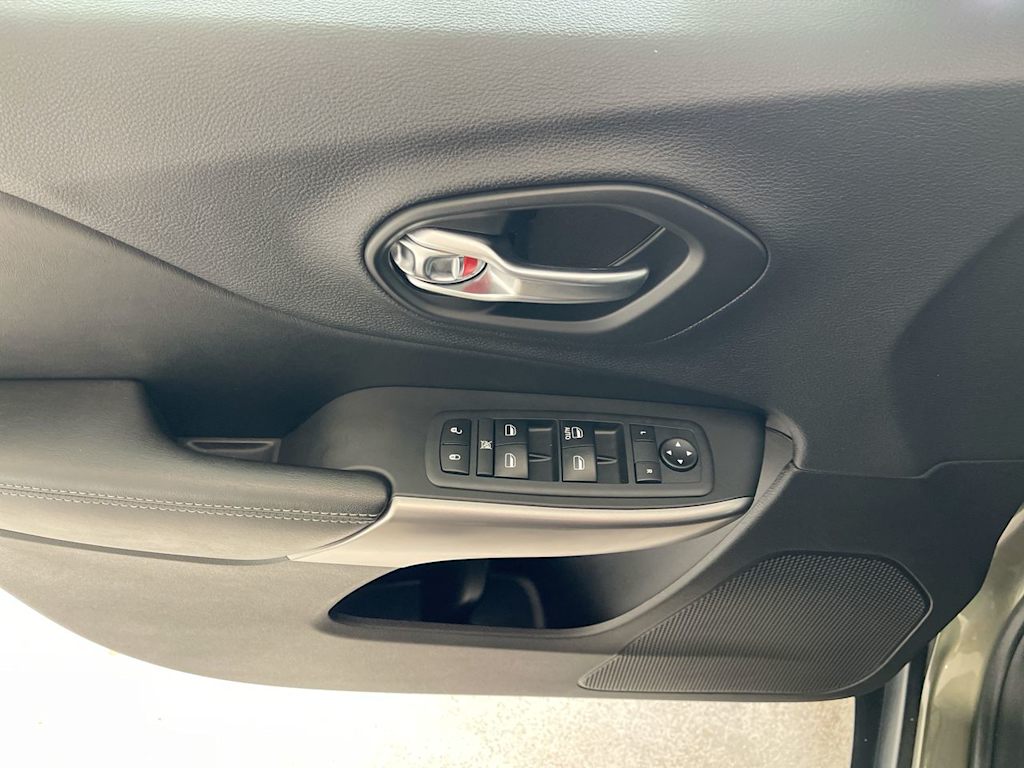 Thumbnail: 2019 Jeep Cherokee - 23