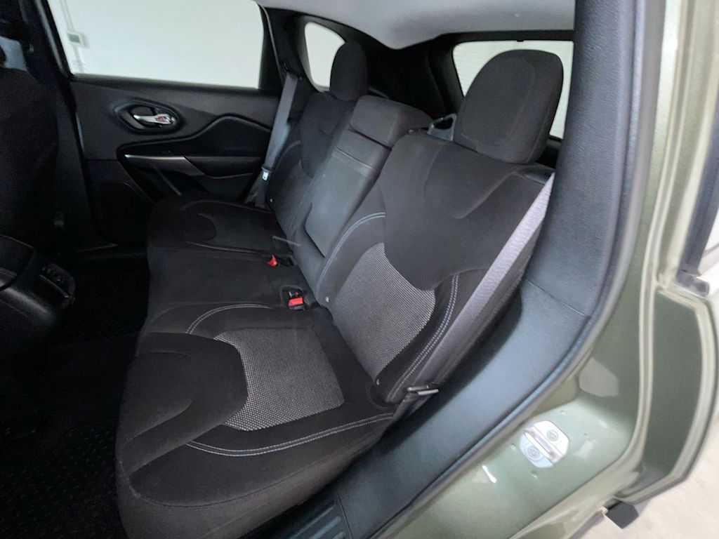 Thumbnail: 2019 Jeep Cherokee - 11