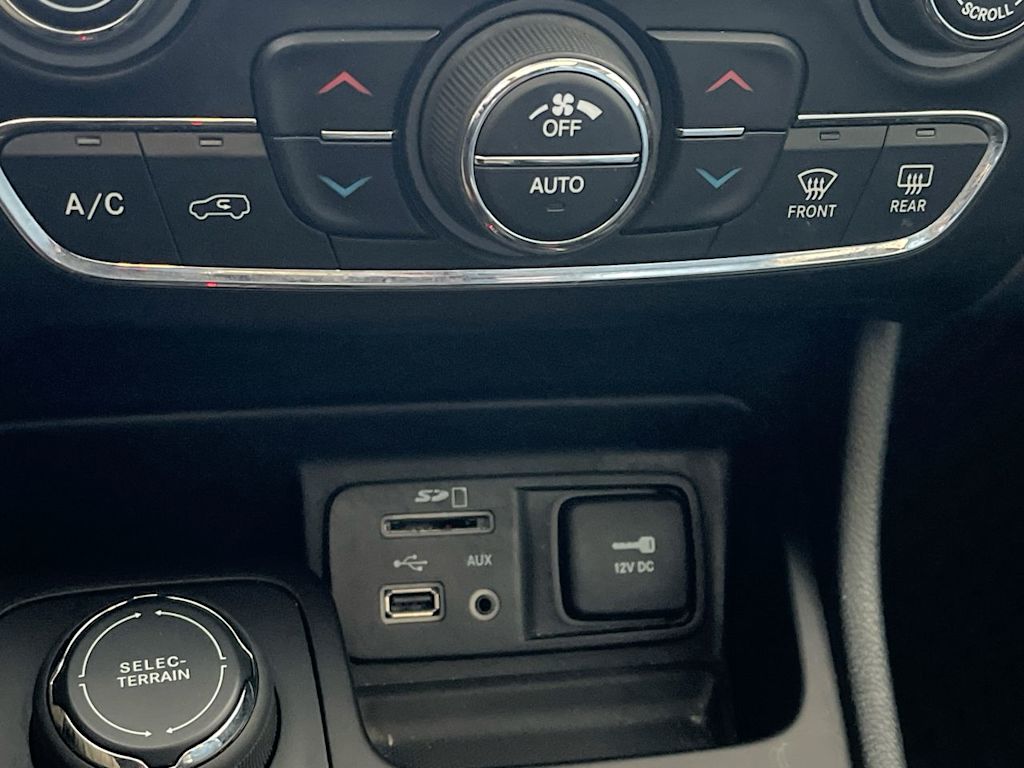 Thumbnail: 2016 Jeep Cherokee - 25