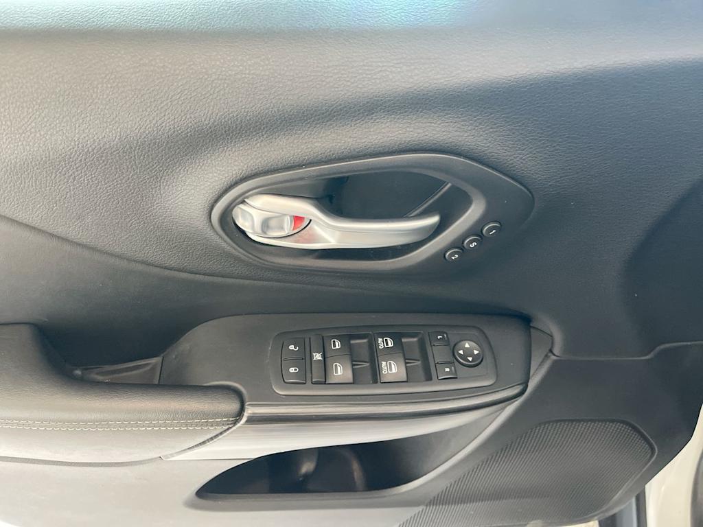 Thumbnail: 2016 Jeep Cherokee - 23