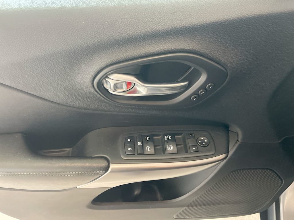 Thumbnail: 2019 Jeep Cherokee - 23