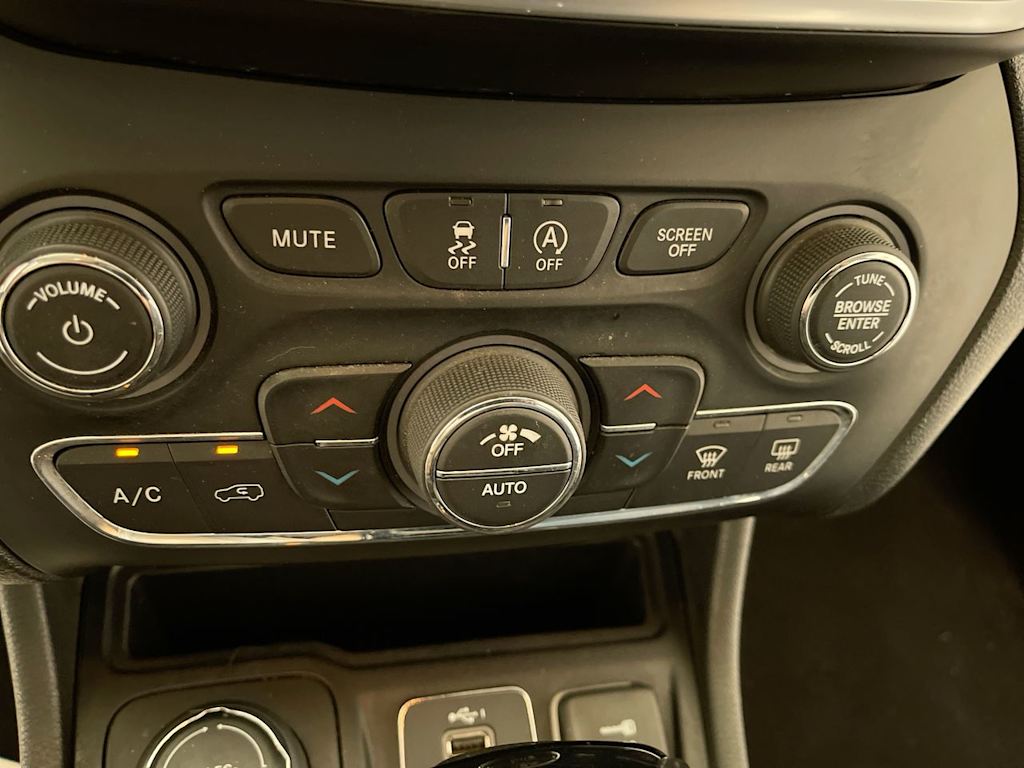 Thumbnail: 2019 Jeep Cherokee - 25