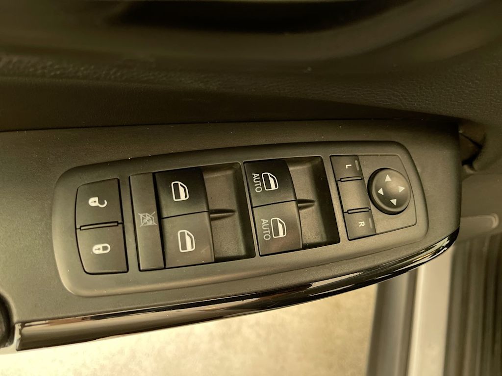 Thumbnail: 2019 Jeep Cherokee - 23