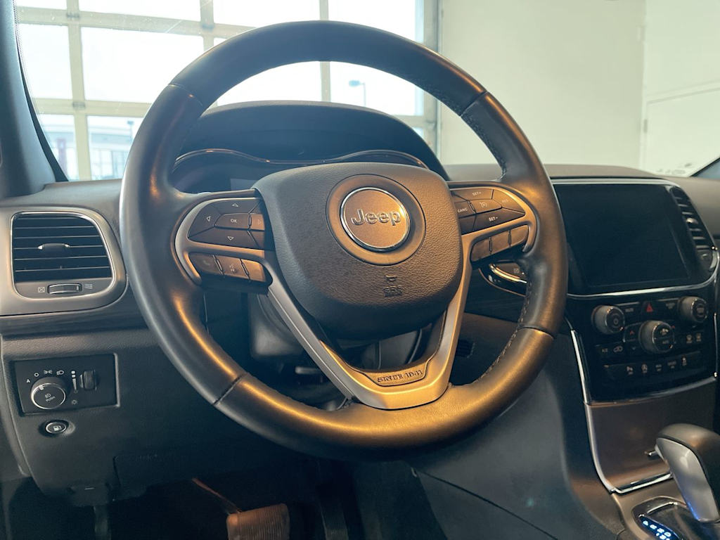 2022 Jeep Grand Cherokee Laredo 2