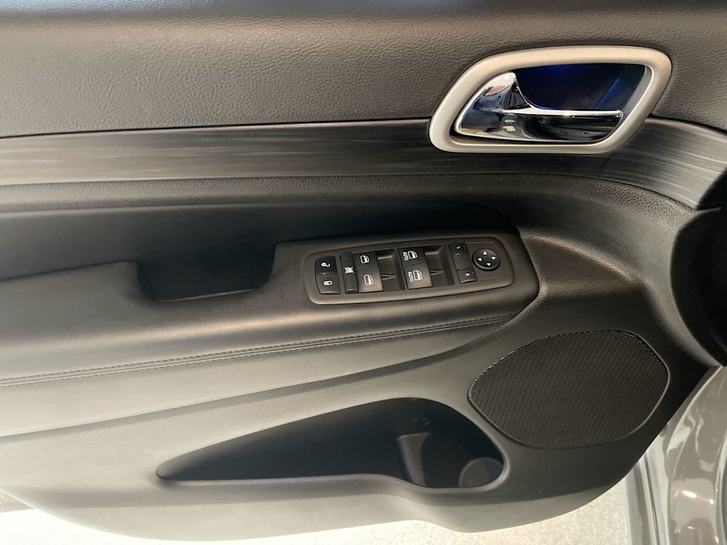 2022 Jeep Grand Cherokee Laredo 22