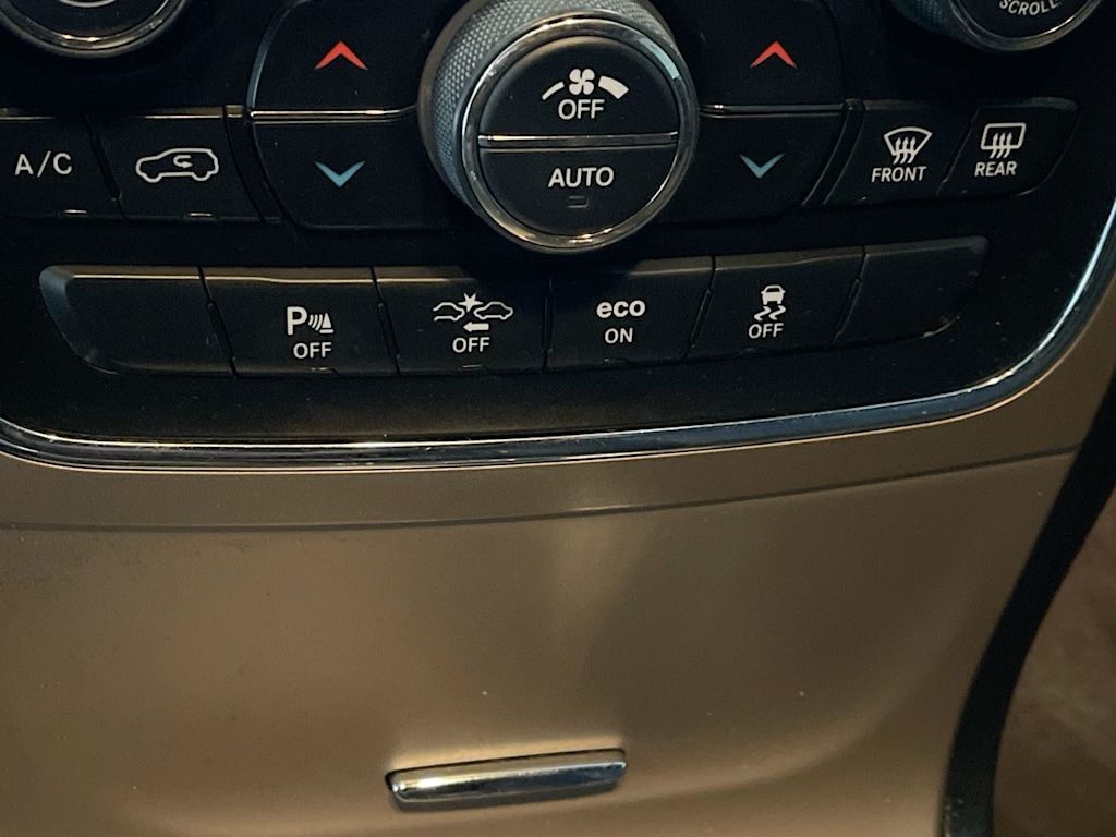 Thumbnail: 2015 Jeep Grand Cherokee - 24