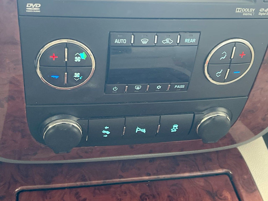 Thumbnail: 2012 Chevrolet Suburban - 25