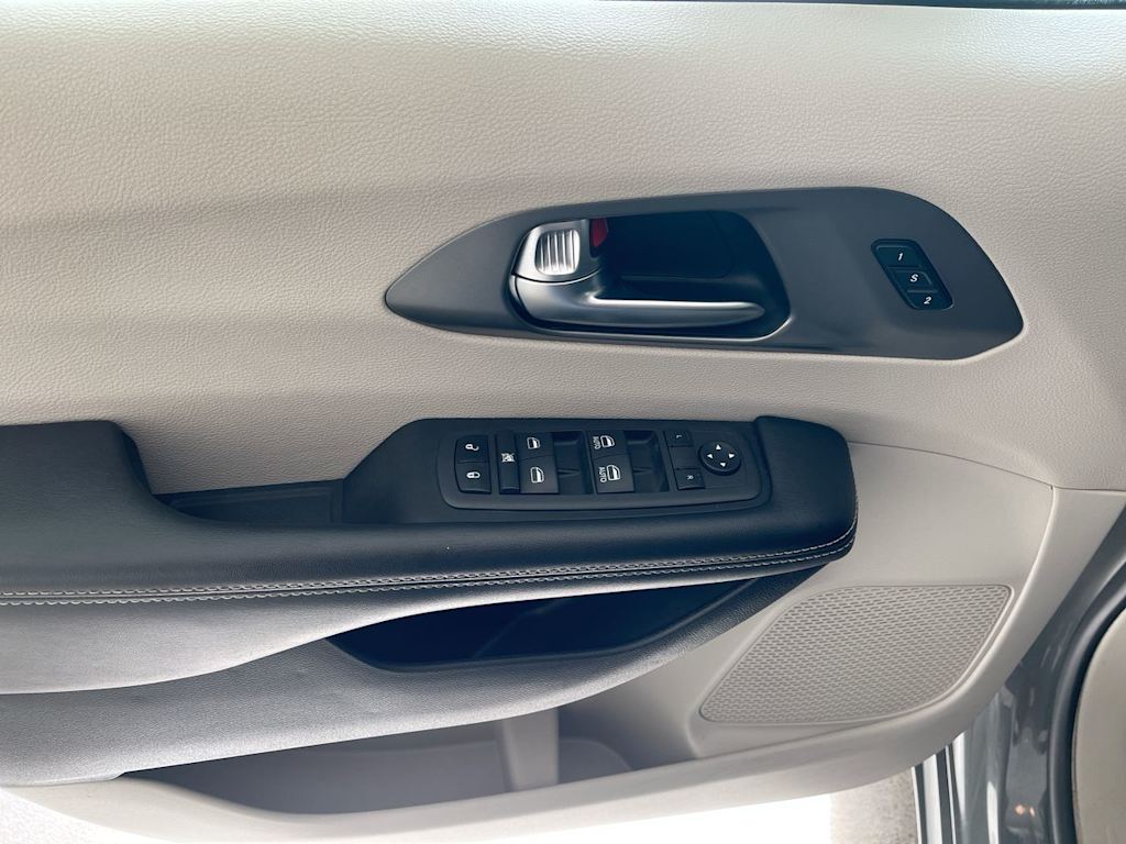 Thumbnail: 2022 Chrysler Pacifica - 22