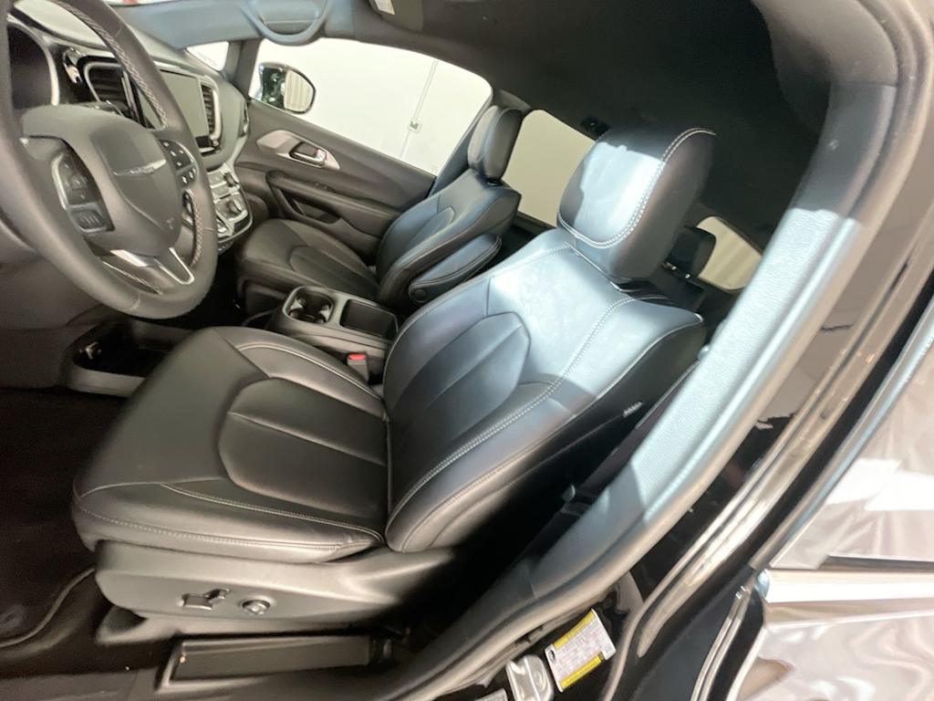 Thumbnail: 2025 Chrysler Pacifica - 8