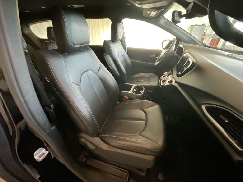 Thumbnail: 2025 Chrysler Pacifica - 9