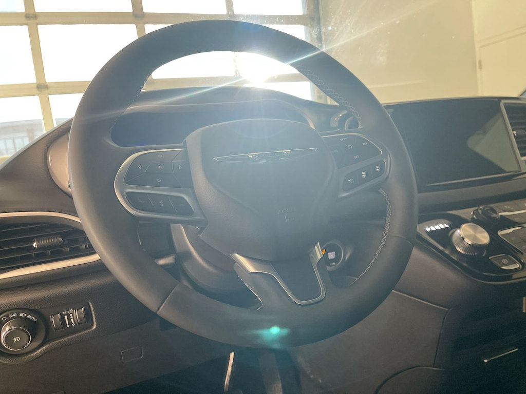 Thumbnail: 2025 Chrysler Pacifica - 2