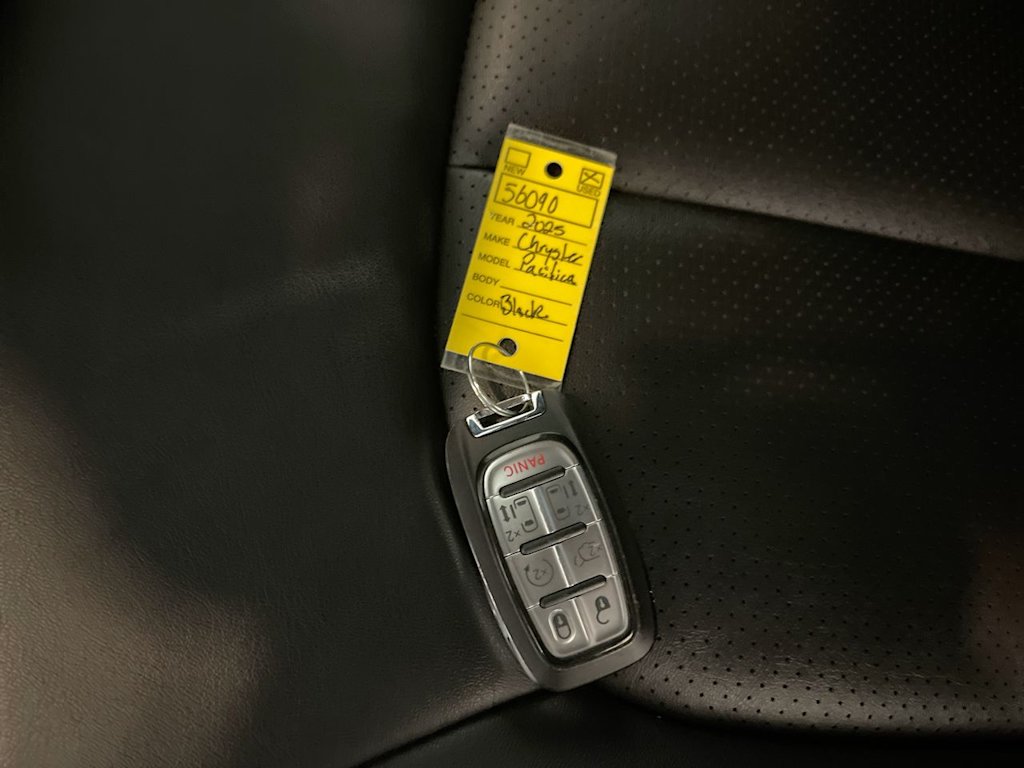 Thumbnail: 2025 Chrysler Pacifica - 15