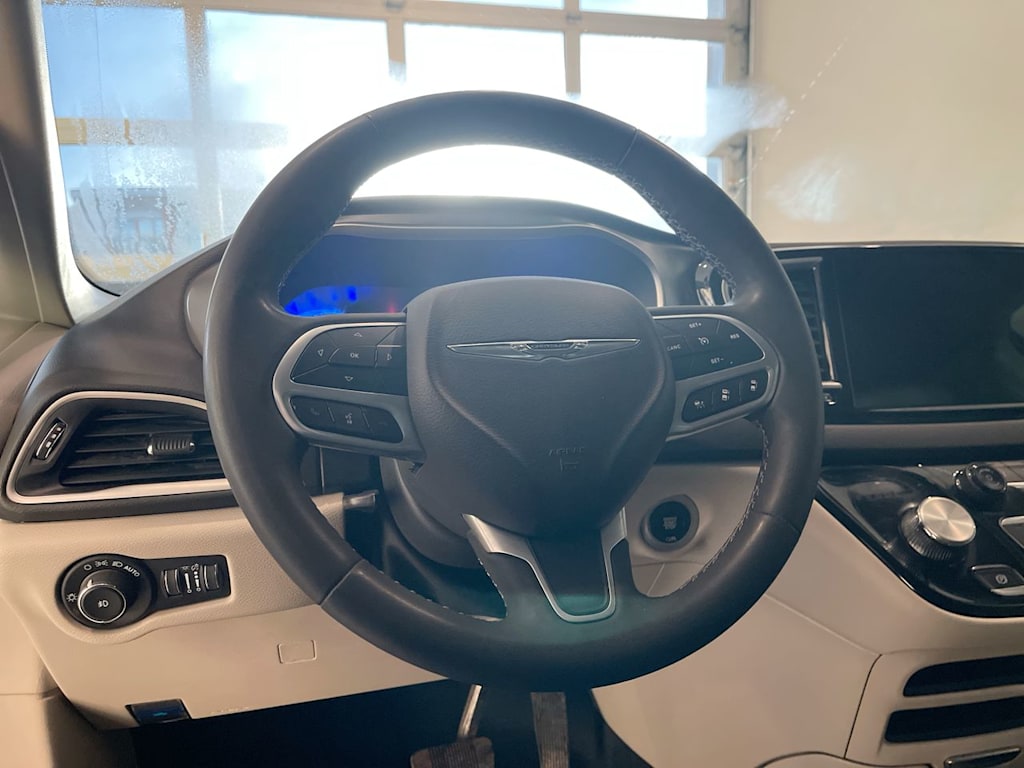 2023 Chrysler Pacifica Touring L 2