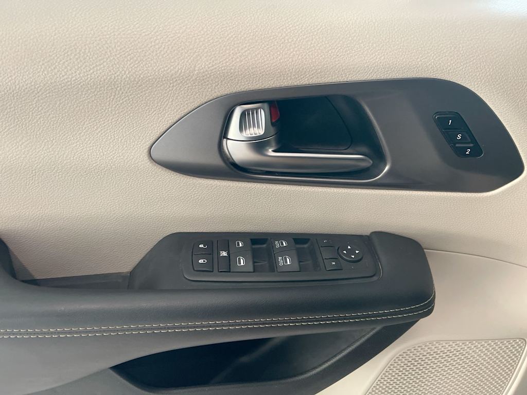 2023 Chrysler Pacifica Touring L 23