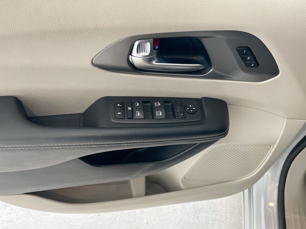 Thumbnail: 2023 Chrysler Pacifica - 21