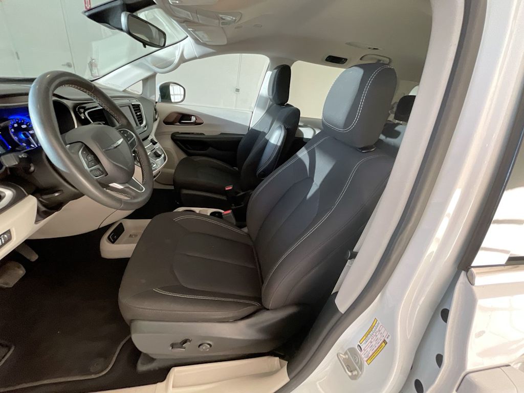 Thumbnail: 2023 Chrysler Voyager - 8