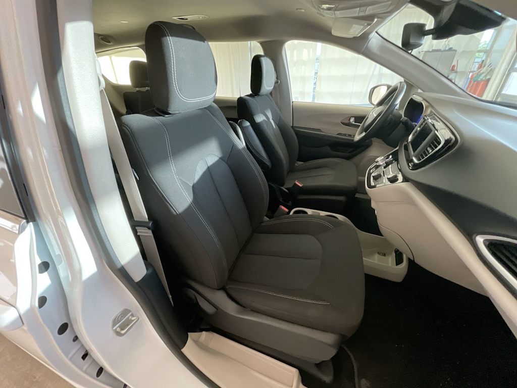 Thumbnail: 2023 Chrysler Voyager - 9