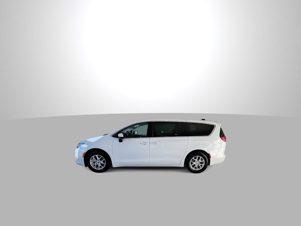 Thumbnail: 2023 Chrysler Voyager - 18