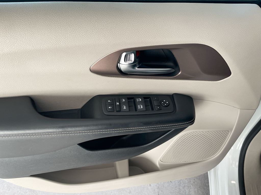 Thumbnail: 2023 Chrysler Voyager - 22